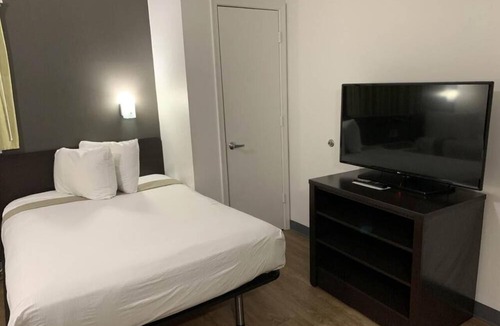 Coliseum Central Hotel | Studio 6 Extended Stay - Hampton, VA - Langley AFB Area