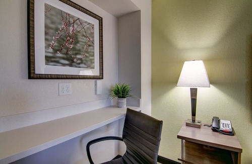 Richmond Hotel | Candlewood Suites Richmond - West Broad by IHG