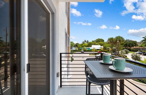 Wilton Manors Apartment | Wilton River Suites (Adults Only/LBGTQ and friends)