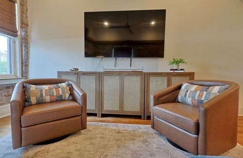 Downtown Knoxville Apartment | Luxury Townhome Walkable to Old City & DT Knox