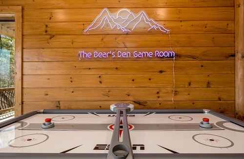 Townsend Cabin | Luxury Cabin with Epic Mountain Views Hot Tub 10 Min to Cades Cove