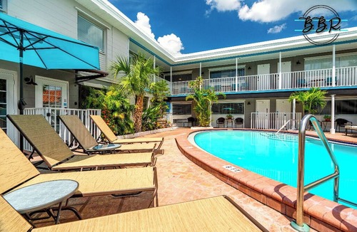 Treasure Island Hotel | 🌇 BBR #11, Steps to the Beach, HTD Pool, 2 Bed Apt w/Kitchen,1 King & 2 Queens!