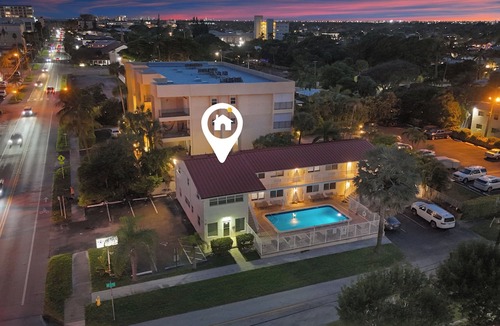 Deerfield Beach Hotel | Boutique Hotel Queen room w/POOL, LOCATION! Walk to BEACH/Restaurants/Nightlife