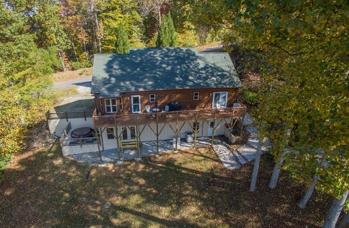 Spruce Pine Cabin | Swiss Pine Lodge, Brand New Hot Tub+Fire-Pit, Grill, Mtn View, Game Room, WiFi!
