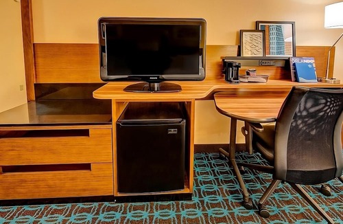 Florida Center Hotel | Great Location! Minutes to Universal Studios & City Walk! Pool, Free Parking!