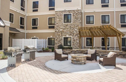 Jacksonville Condo | Free Breakfast. Outdoor Pool. Shared BBQ. Near Marine Corps.