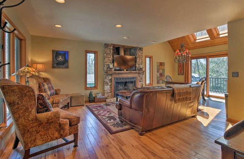 Banner Elk House | Beautiful Cabin - Hot Tub & Mtn views - 2 min to Banner Elk & 10 min to ski!