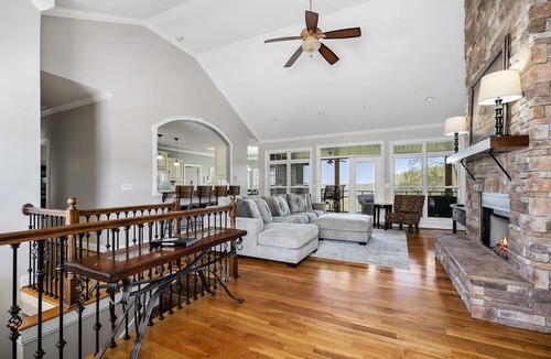 Smithville Ski Chalet | Paradise Inn (Dog-Friendly)