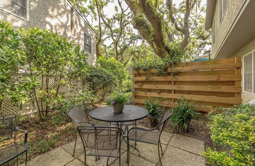 Saint Simons Island Condo | Easy walk to the beach from this condo!