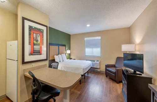 Executive Park Apartment | 1 Queen Bed | Non-Smoking, Micfridge