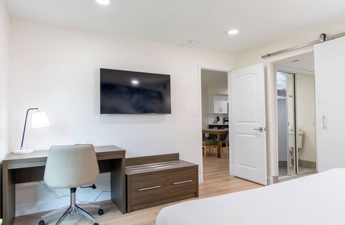Florida Central Atlantic Coast Hotel | Unwind in a Modern 3BR Suite for 10 Guests – Perfect for Orlando Escapes