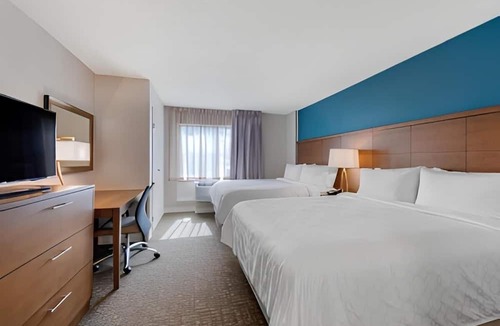 Kissimmee Hotel | Adventure Awaits! 3 Units, Free Breakfast, Pool | SeaWorld Orlando - 6.4 miles