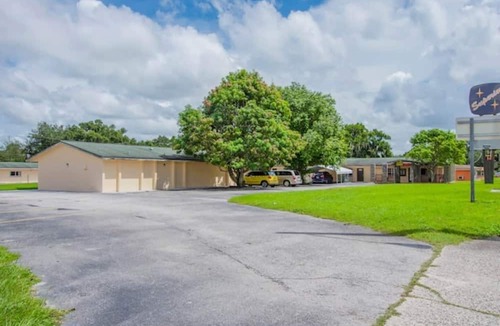 Bartow Apartment | 2 Full Beds|Non-Smoking