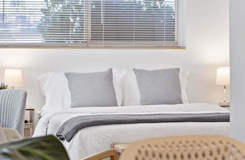 Lake Ridge Apartment | Lake Ridge Studio: Pet-Friendly w/Free Parking
