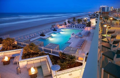 East Daytona Hotel | Bask in Modern Style Comfort! 2 City View Units, Beachfront Property w/Pool