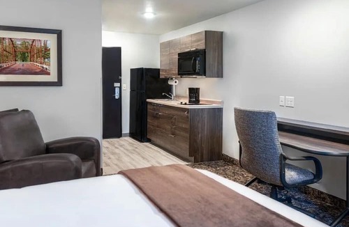 Huntersville Hotel | Enjoy Full Kitchen & Cozy Space in Huntersville! | Free Parking, BBQ Facilities!