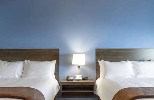 Garner Hotel | Unwind Near White Deer Park Nature Center - Full Kitchen & Pet Friendly!