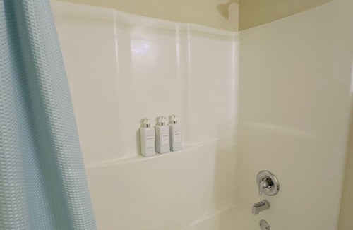 Statesboro House | Cozy bedroom with private bathroom