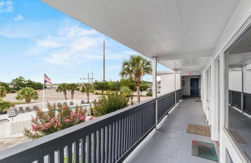 Airlie Condo | King Suite w/Water Views and Pool! Minnow Suite