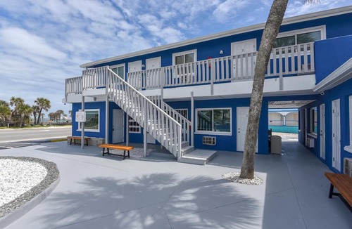 Daytona Beach Shores Hotel | Welcome to your cozy retreat in Daytona Shores, just steps from the Atlantic Ocean. Perfect for solo travelers or couples, this comfy motel studio offers easy beach access and is surrounded by great local restaurants and cafés.