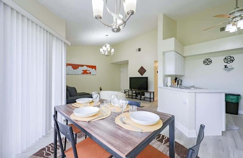 Florida Center North Condo | Entire Renovated Condo/10% OFF on Monthly Rent