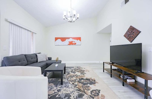 Florida Center North Condo | Entire Renovated Condo/10% OFF on Monthly Rent