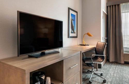 Westside Hotel | Comfort Inn & Suites Jacksonville - Orange Park Near Naval Air Station