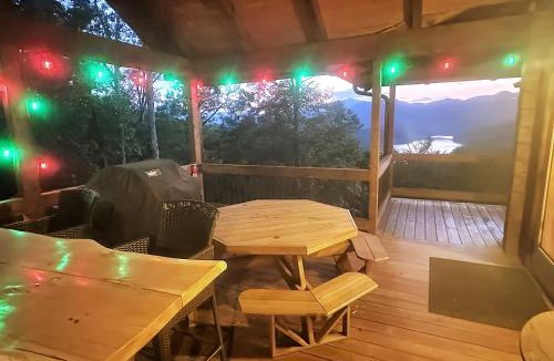 Bryson City House | Tipsy Bear Lake House - Luxury Log home in premiere gated community