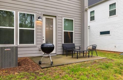 Sugar Creek House | Spacious King Ste*Pool Table*Mins to NoDa & UPTWN!