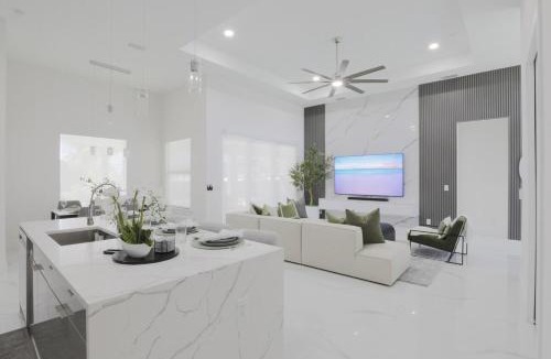 Mariner Villa | KING BED - FREE Pool Heat - 85 in TV - 4BR Villa