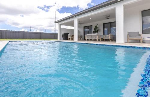 Mariner Villa | KING BED - FREE Pool Heat - 85 in TV - 4BR Villa