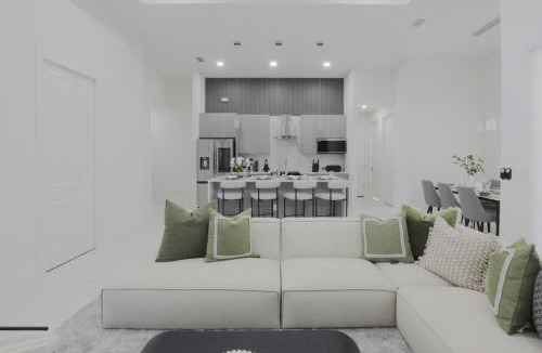 Mariner Villa | KING BED - FREE Pool Heat - 85 in TV - 4BR Villa