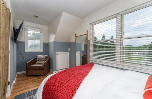 Arden House | Sleeps 20 Sport Court Pool Hot Tub Playground