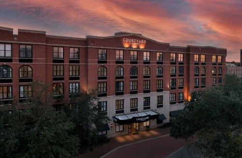 Old West Broad Neighborhood Hotel | Courtyard by Marriott Savannah Downtown - Historic District