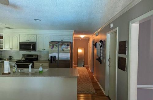 Taylors House | Cheerful 2 Bedroom House With Pool And Large Deck