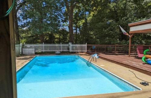 Taylors House | Cheerful 2 Bedroom House With Pool And Large Deck
