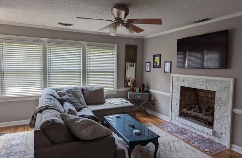 Taylors House | Cheerful 2 Bedroom House With Pool And Large Deck