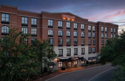 Old West Broad Neighborhood Hotel | Courtyard by Marriott Savannah Downtown - Historic District