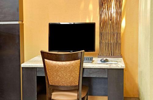 University Place Hotel | Microtel Inn by Wyndham University Place