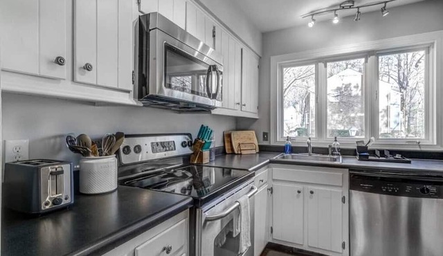Lovely townhome minutes to downtown Raleigh/Cary