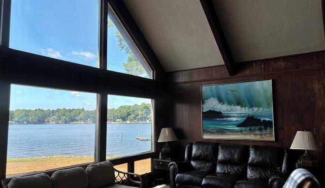 Waterfront Cabin: beach, hot tub, kayaks & panoramic lake views