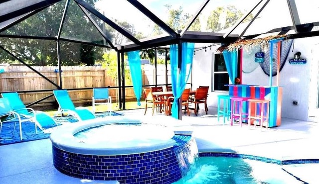 Beaches hot tub, heated pool & fenced in yard for total privacy. Dogs welcome .