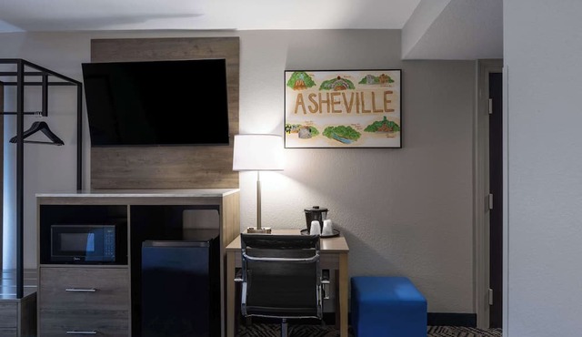 Rodeway Inn & Suites near Outlet Mall - Asheville