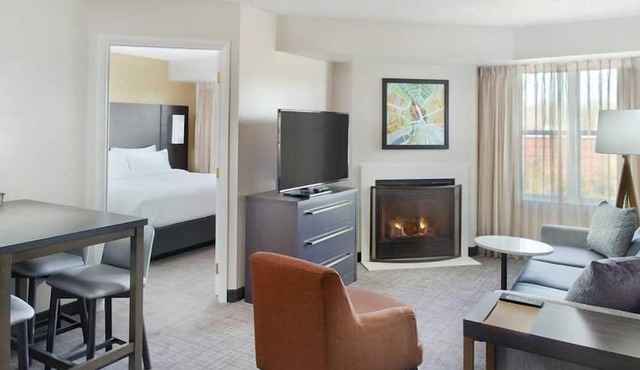 Pets Allowed! Large Unit w/Full Kitchen & Living Area! Offers FREE Breakfast!