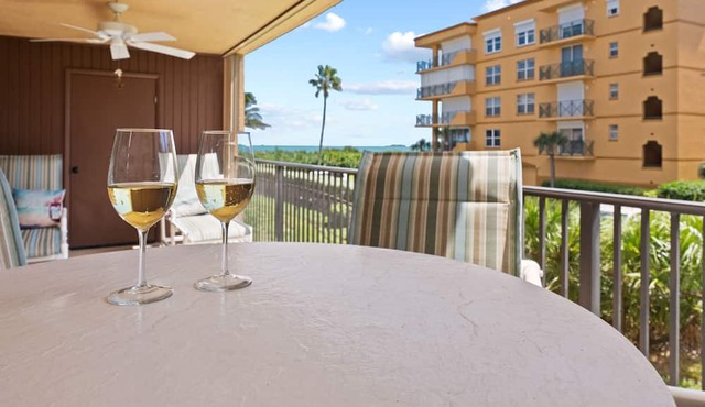 Spacious & Beachy Monthly Rental - On Beach w/Pool!