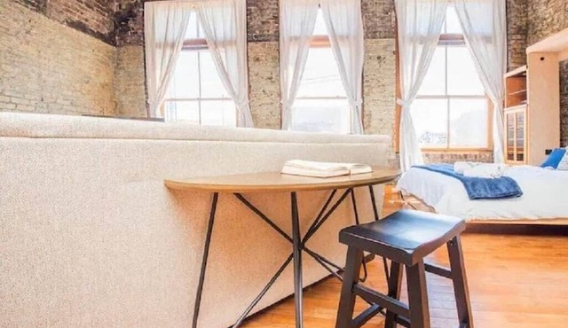Lively Downtown Loft~Pet Friendly~2 Queen Beds