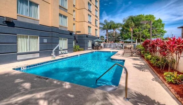Your Orlando Adventure Starts Here! 2 Spacious Units, Swimming Pool + Breakfast!