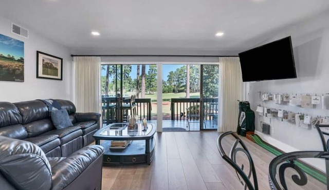 Greenside Getaway️! Walk to Clubhouse and Cradle! Panoramic Golf Views!