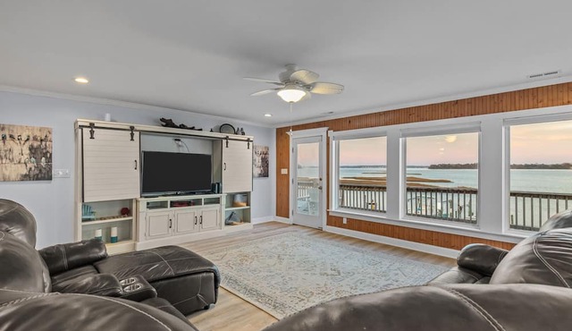 Swansboro's "Seaside Bliss" Apartment! ★Epic Sunsets★Walk Everywhere! ★Dock