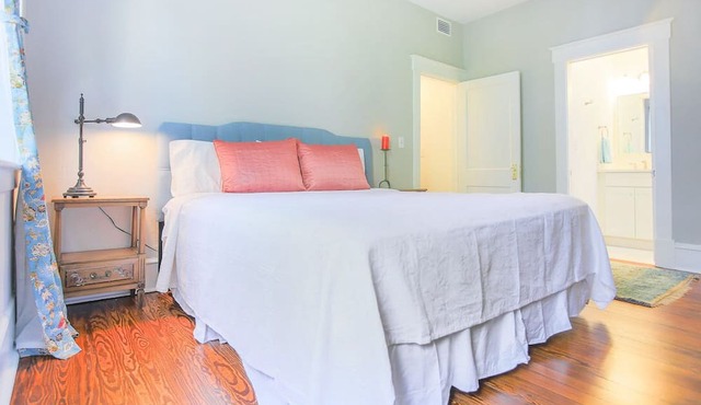 Beautiful, Centrally Located, Design District Apartment by Lucky Savannah